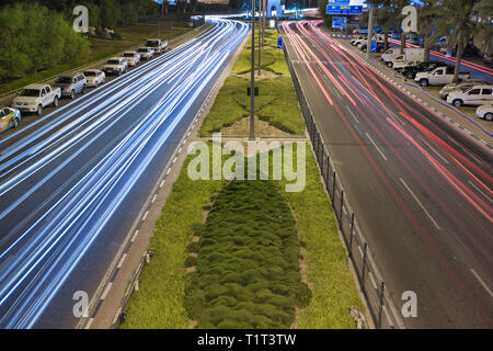 DOHA, Qatar - 27 agosto 2013: Luce-percorsi acquisiti in C-ring road Doha in Qatar Foto Stock