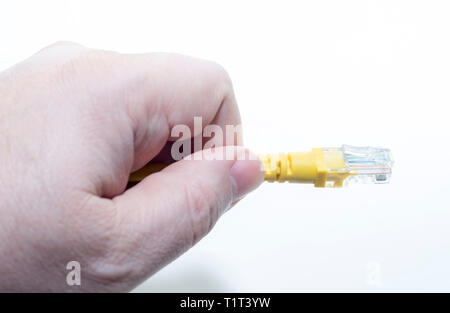 Mano di uomo con i cavi di rete RJ45 Foto Stock