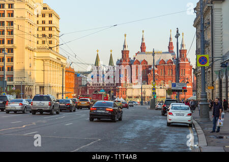 Mosca, Russia - 22 Settembre 2014: Tverskaya Street. Vista della risurrezione gate o gate iberica e museo storico statale. Foto Stock