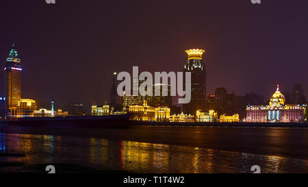Shanghai, Cina - 12 Marzo 2016: Il Bund è un area del litorale che costeggia la riva occidentale del fiume Huangpu, rivolta verso i grattacieli di Pudong Foto Stock