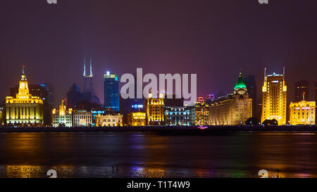 Shanghai, Cina - 12 Marzo 2016: Il Bund è un area del litorale che costeggia la riva occidentale del fiume Huangpu, rivolta verso i grattacieli di Pudong Foto Stock