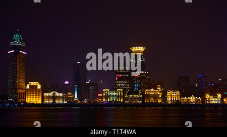 Shanghai, Cina - 12 Marzo 2016: Il Bund è un area del litorale che costeggia la riva occidentale del fiume Huangpu, rivolta verso i grattacieli di Pudong Foto Stock