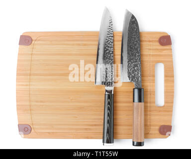 Due costosi coltelli giapponesi sul tagliere, isolato Foto Stock