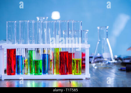 Vetreria di laboratorio con liquidi di differenti colori alla scienza lab. Foto Stock
