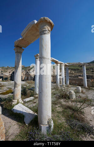 Immagine delle rovine di colonne nelle rovine della chiesa del sepolcro, romano del I secolo d.c. Hierapolis sito archeologico nei pressi di Pamukkale ho Foto Stock