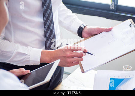Laboratorio medico o membro del personale in uniforme con uno stetoscopio iscritto presso il laboratorio di scienze. Foto Stock