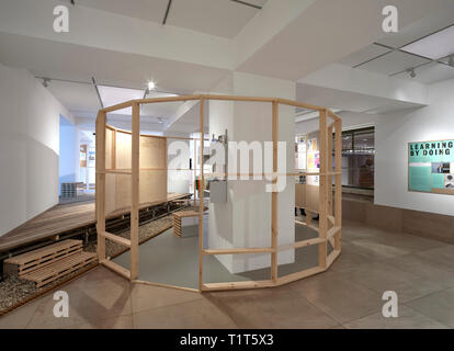 Vista dall'ingresso. Fare in modo che accada: nuova comunità mostra di architettura al RIBA, Londra, Regno Unito. Architetto: Hayatsu architetti, 2019. Foto Stock