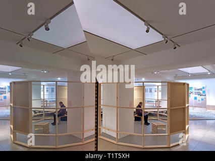 Nel complesso vista interna. Fare in modo che accada: nuova comunità mostra di architettura al RIBA, Londra, Regno Unito. Architetto: Hayatsu architetti, 2019. Foto Stock