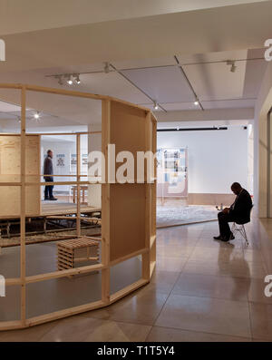 Guardando attraverso la struttura centrale. Fare in modo che accada: nuova comunità mostra di architettura al RIBA, Londra, Regno Unito. Architetto: Hayatsu Archit Foto Stock