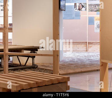 Guardando attraverso la struttura centrale. Fare in modo che accada: nuova comunità mostra di architettura al RIBA, Londra, Regno Unito. Architetto: Hayatsu Archit Foto Stock