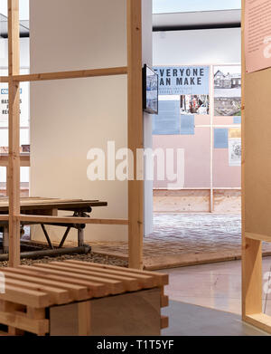 Vista dalla struttura centrale. Fare in modo che accada: nuova comunità mostra di architettura al RIBA, Londra, Regno Unito. Architetto: Hayatsu architetti, Foto Stock