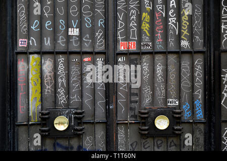 Tag e graffitis su un edificio entrante porta - Parce de Clichy - Parigi - Francia Foto Stock