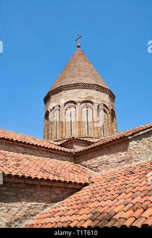 Foto e immagini della Chiesa Ortodossa Georgiana chiesa della Vergine, all'inizio del XVII secolo il castello di Ananuri complessa, Georgia (paese). Il castello di Ananuri è di sedersi Foto Stock