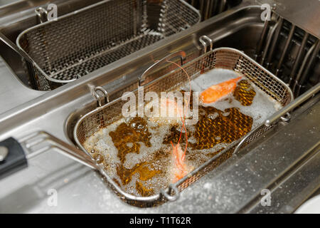 Gamberi in una friggitrice, un ristorante fast food Foto Stock