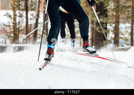 Due gli sciatori piste per lo sci di fondo sci di fondo corsa Foto Stock