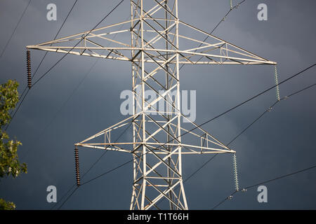 Industria di alimentazione rete elettrica di linee di trasmissione per la fornitura di energia elettrica con fili a torre Foto Stock