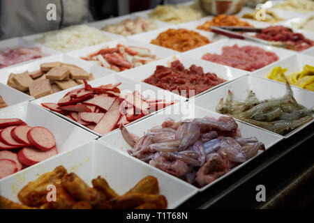 Un assortimento di piatti Cinesi. Tagliatelle cinesi, riso fritto, gnocchi, anatra alla pechinese, dim sum, involtini primavera. Famosa cucina Cinese piatti sulla tavola. Parte superiore Foto Stock