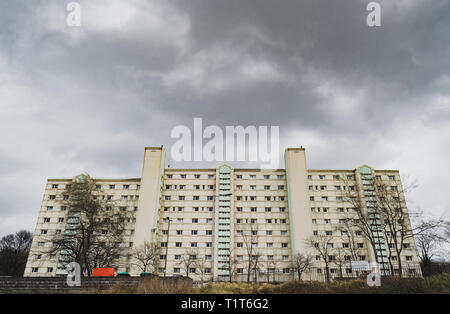 Edificio di appartamenti alto blocco accanto a La Union Canal in Wester Hailes, Edimburgo, Scozia, Regno Unito Foto Stock