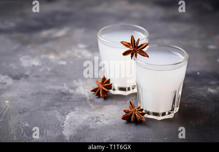 Tradizionale greco ouzo, alcool bere con anice Foto Stock