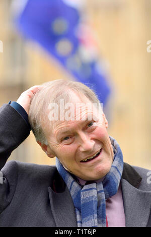 Sir David Amess MP (Cost: Southend West) essendo intervistato circa Brexit su College Green, Westminster, 27 marzo 2019 Foto Stock