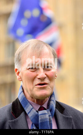 Sir David Amess MP (Cost: Southend West) essendo intervistato circa Brexit su College Green, Westminster, 27 marzo 2019 Foto Stock