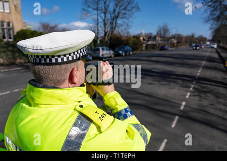 Il traffico funzionario di polizia tenendo un radar della velocità telecamera a un urbano di controllo velocità checkpoint in Edimburgo, Scozia UK Foto Stock