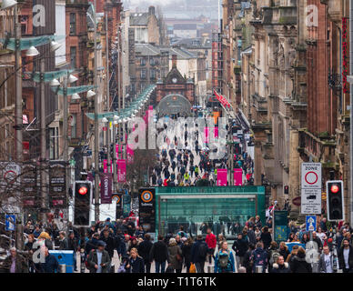 Vista lungo occupato Buchanan Street, la principale via dello shopping di Glasgow, Scotland, Regno Unito Foto Stock