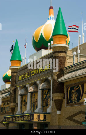 Il Corn Palace, una grande attrazione turistica, è affrontato con disegni realizzati interamente da mais. Foto Stock