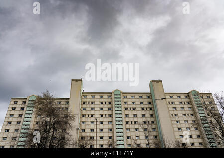 Edificio di appartamenti alto blocco accanto a La Union Canal in Wester Hailes, Edimburgo, Scozia, Regno Unito Foto Stock