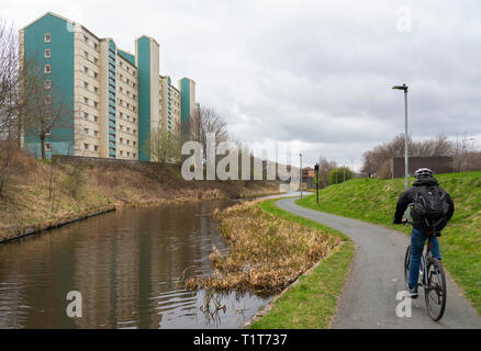 Edificio di appartamenti alto blocco accanto a La Union Canal in Wester Hailes, Edimburgo, Scozia, Regno Unito Foto Stock