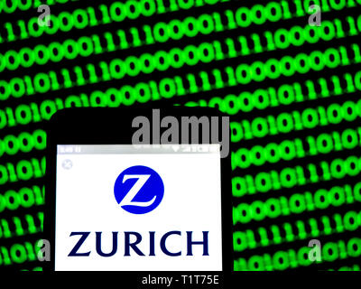 In questa foto illustrazione a Zurich Insurance Group Ltd, visto il logo visualizzato su un telefono intelligente. Foto Stock