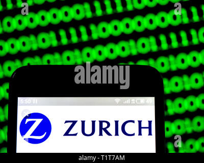 In questa foto illustrazione a Zurich Insurance Group Ltd, visto il logo visualizzato su un telefono intelligente. Foto Stock