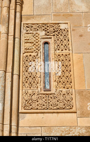 Foto & immagine della pietra geometrica lavorare intorno a una finestra di Samtavisi Cattedrale Ortodossa Georgiana, XI secolo, Shida Karti Regione, Georgia (paese) Foto Stock