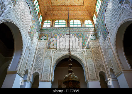 Fontana interna cortile con riff Mocarabe nido lavoro decorazioni a stucco e Berber design piastrelle del Mauseleum di Moulay Ismaïl Ibn Sharif Foto Stock