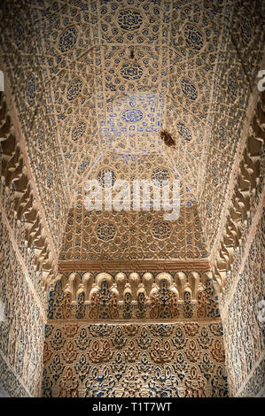 Arabesque Mudjar lavori in gesso all'interno del vestibolo di Don Pedro's Palace, completato nel 1366. Alcazar di Siviglia, Siviglia, Spagna Foto Stock