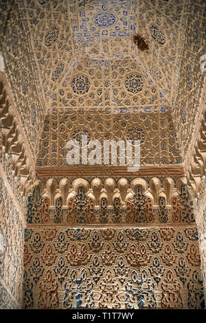 Arabesque Mudjar lavori in gesso all'interno del vestibolo di Don Pedro's Palace, completato nel 1366. Alcazar di Siviglia, Siviglia, Spagna Foto Stock