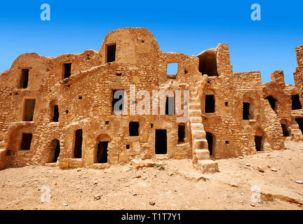 Il tradizionale Sahara settentrionale berbero fortificato Ksar El Mguebl e il suo fango di Adobe ghorfas graneries, nei pressi di Tataouine, Tunisia Foto Stock