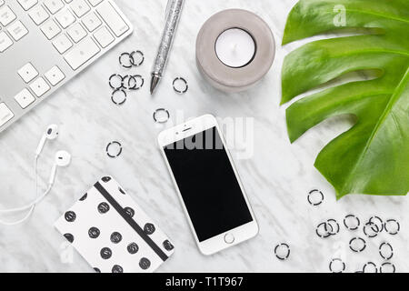 Home area di lavoro di Office con un tocco moderno. Piano di composizione laici su sfondo marmo. Foto Stock