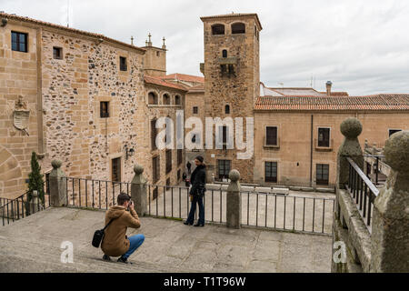 Un paio di turisti scattare una fotografia in Plaza de San Jorge, con la città vecchia in background, Caceres, Spagna. Foto Stock