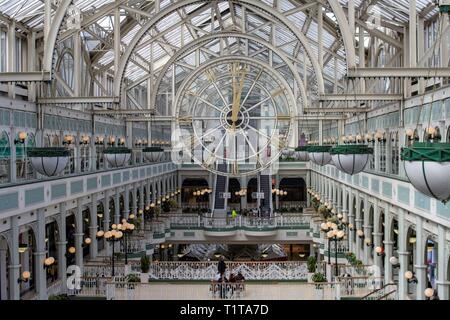Il suggestivo interno della St Stephens Green Shopping Centre a Dublino, Irlanda. Foto Stock