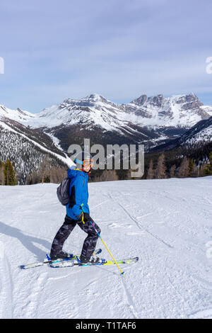 Giovane sciatore in cima di una montagna al lago Louise nelle Montagne Rocciose Canadesi di Alberta, Canada. Foto Stock