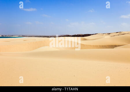 Vista di grandi dune di sabbia sulla spiaggia di sabbia incontaminate. Praia de Chaves, Rabil, Boa Vista, Isole di Capo Verde, Africa Foto Stock