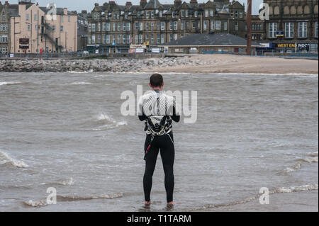 Un kite surfer sorge in acque poco profonde sulla riva di Morecambe del West End. Foto Stock