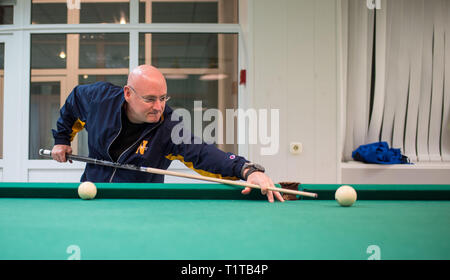 Marzo 19, 2015 - Baikonur, Kazakistan - Spedizione 43 astronauta della NASA SCOTT KELLY gioca la piscina con il cosmonauta russo Mikhail Kornienko del russo Fe Foto Stock