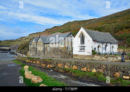 Vista di un pub tradizionale e cottage in pietra in Cornovaglia pittoresco villaggio di pescatori di Boscastle (Inghilterra) Foto Stock