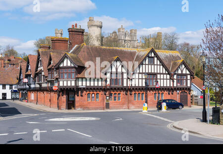 Il Post Office, una simulazione in stile Tudor edificio nella storica città mercato di Arundel nel West Sussex, in Inghilterra, Regno Unito. Arundel Regno Unito. Foto Stock