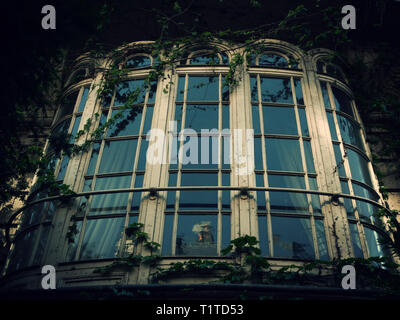 Finestra di Baia su una vecchia casa di Parigi, Francia Foto Stock