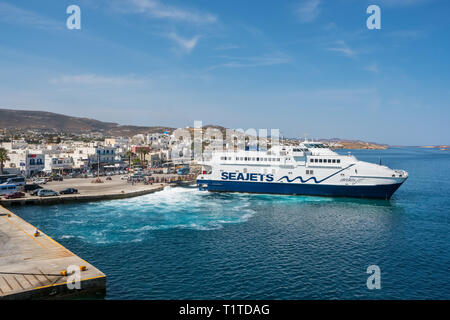 Traghetto grandi barche ormeggiate al porto di Parikia sull isola di Paros, Grecia Foto Stock