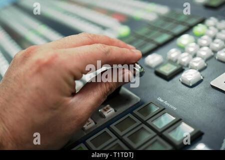 Controllata in un studio broadcast Foto Stock