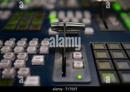 Controllata in un studio broadcast Foto Stock